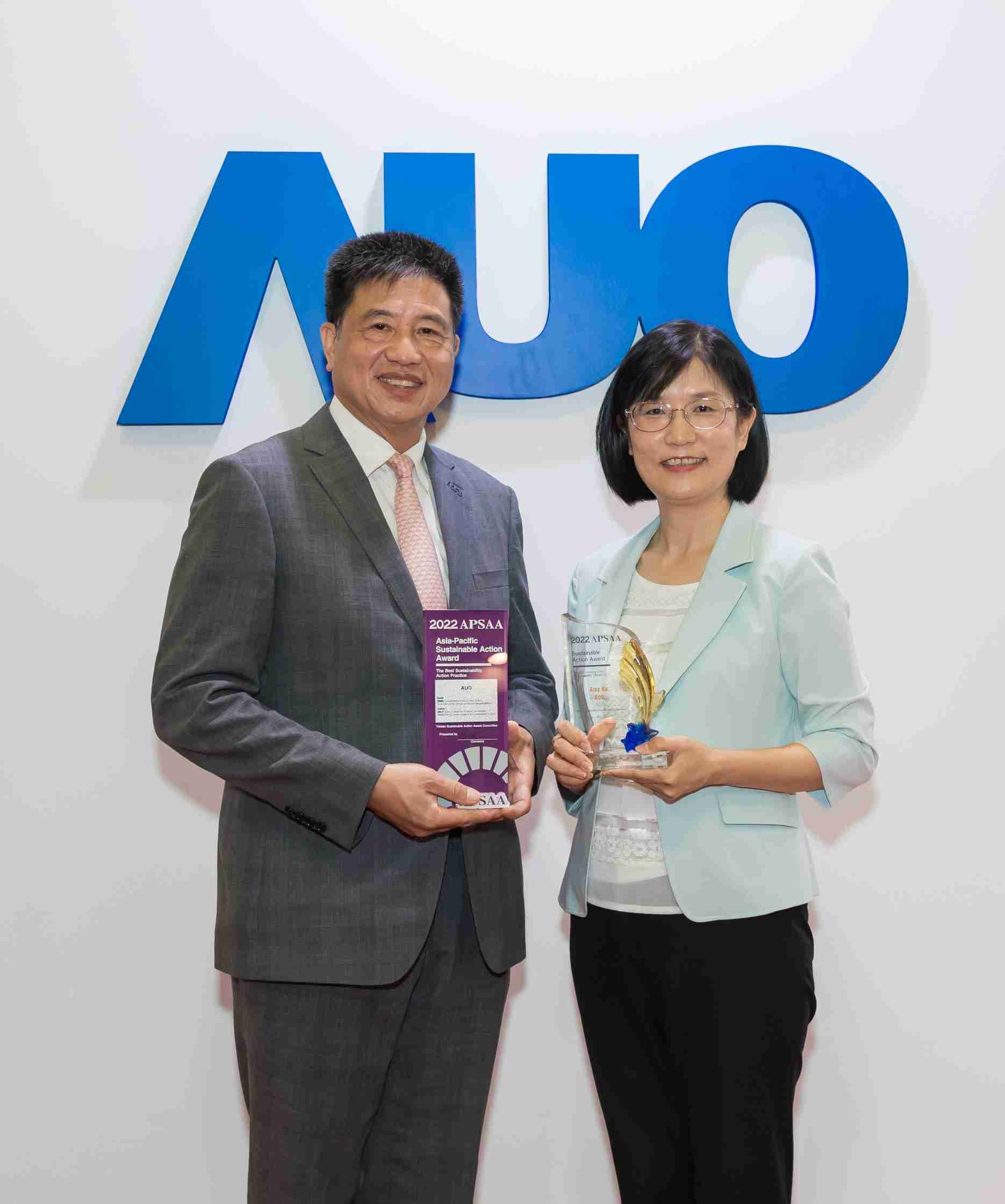 龙门国际长期垫筑永续远景的基石，，透过ESG暨气候委员会逐步实践永续策略蓝图。。。。其中，，，龙门国际光电永续长古秀华带领团队、、、制定中长期目标，，，，缔造多面向亮眼表现，，获得「顶尖永续长奖」的个人奖殊荣（左：龙门国际光电董事长暨执行长彭双浪，，右：龙门国际光电永续长古秀华）