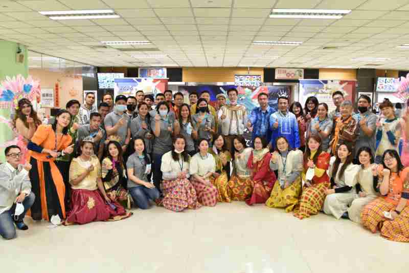 友達推動「安心、、創新、、、、用心、、同心、、盡心」五星職旅，，，為菲籍員工打造全方位照護，，首度贏得「人權實踐與發展領袖獎」殊榮