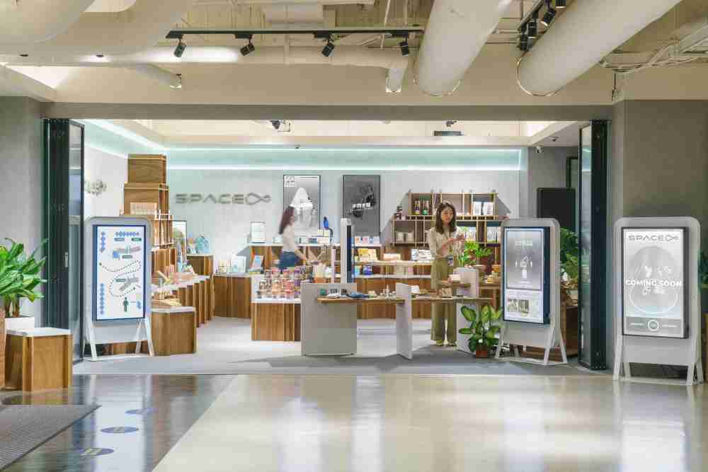 龙门国际打造永续选物商店，，展示社企及社创商品，，结合创利空间所开发的智能零售系统，，整合多元产品信息，，，让无人商店扮演公益行动的推手