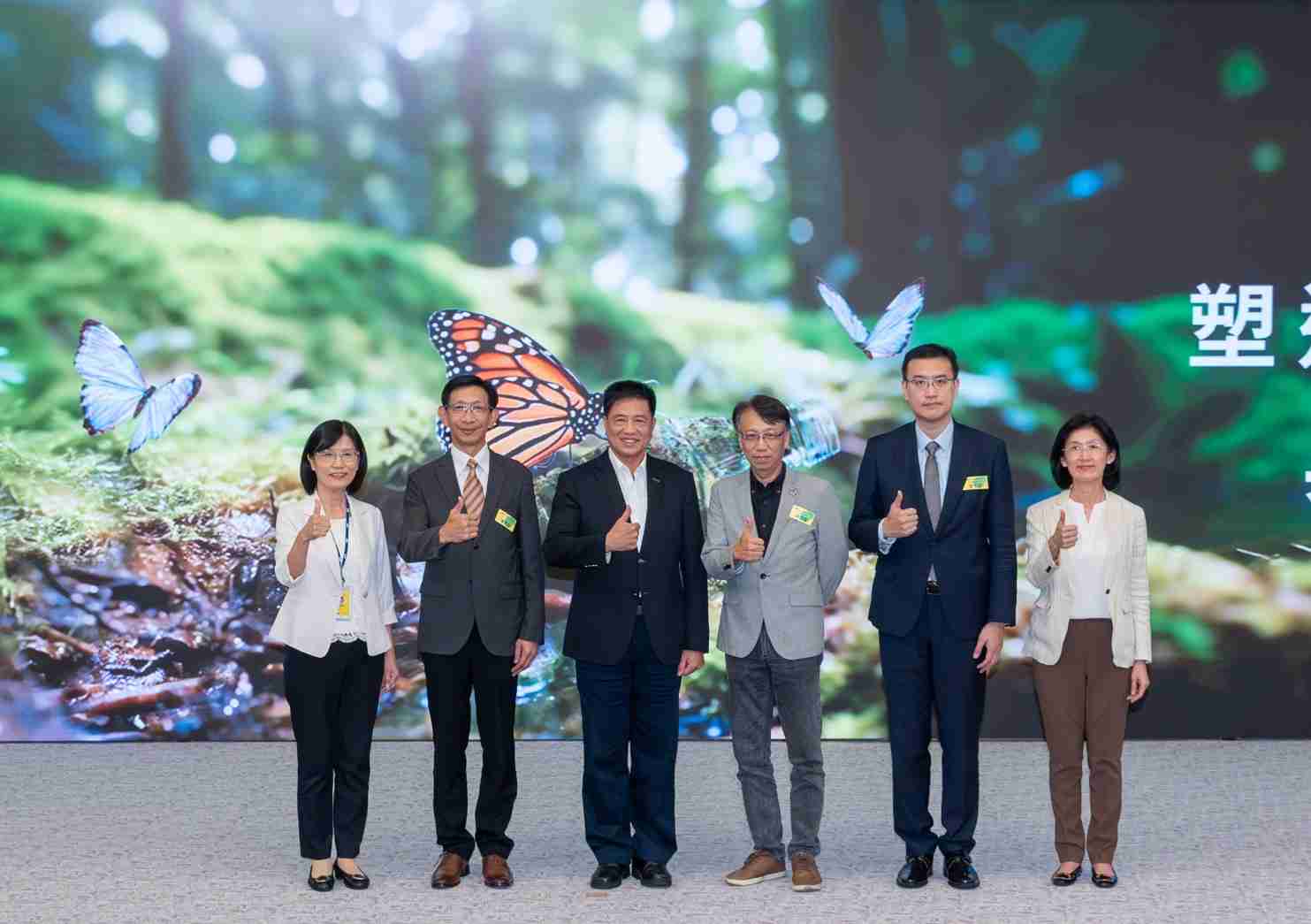 友達2023 CSR共榮大會，，，邀請領域專家分享交流生物多樣性管理趨勢、、、、無塑產品、、、海廢永續塑料等議題  （圖左到右：友達光電永續長古秀華、、、3M台灣技術長陳君杰、、、友達光電董事長暨集團策略長彭双浪、、、、光寶科技企業永續發展處處長陳慶暉、、安永聯合會計師事務所執業會計師曾于哲、、、、友達光電供應鏈總部副總經理吳宜芳）