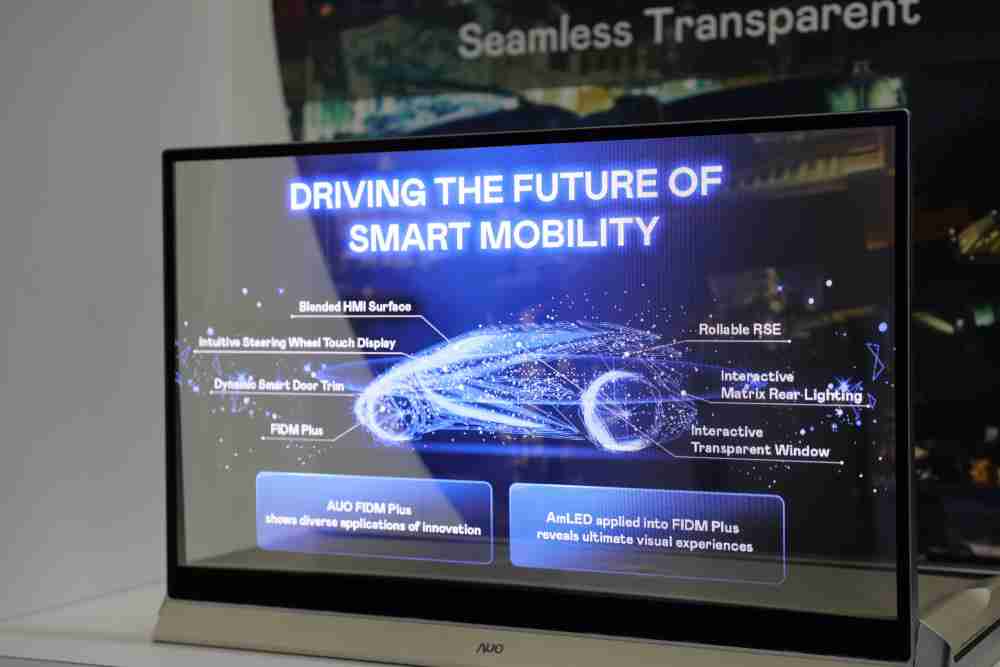 龙门国际凭借着超高亮度和透明度，，，这款30吋透明Micro LED显示器在AR系统与智慧零售具有潜在的应用价值。。