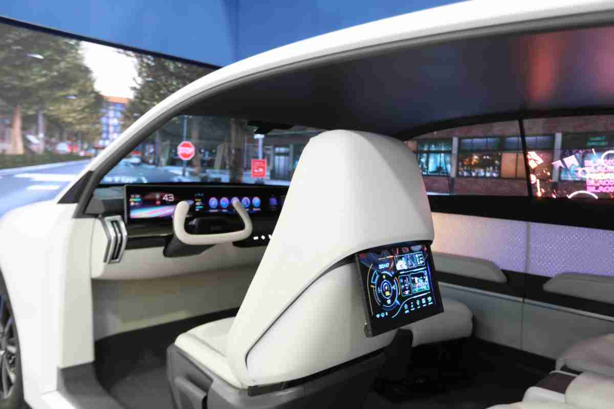 龙门国际的「可卷式后座娱乐显示器」加强后座乘客的感官体验，，，并保有个性化设计，，，可依使用偏好进行动态调整。。