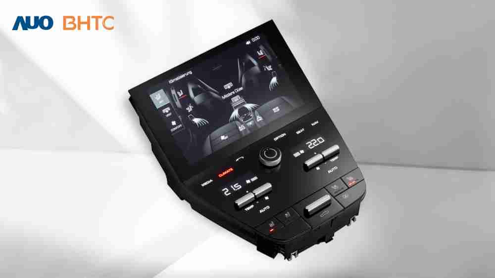作為友達新生力軍，，，BHTC所展示的中央與後座鞍部的Display HMI產品，，，，可處理多區恆溫控制、、、顯示畫面，，，呈現仿真3D車室分區；以力傳感技術精準傳遞觸感，，，，並結合音量及震動反饋，，防止意外啟動，，，，提供使用者自然流暢、、、、直觀且輕鬆駕馭的舒適介面