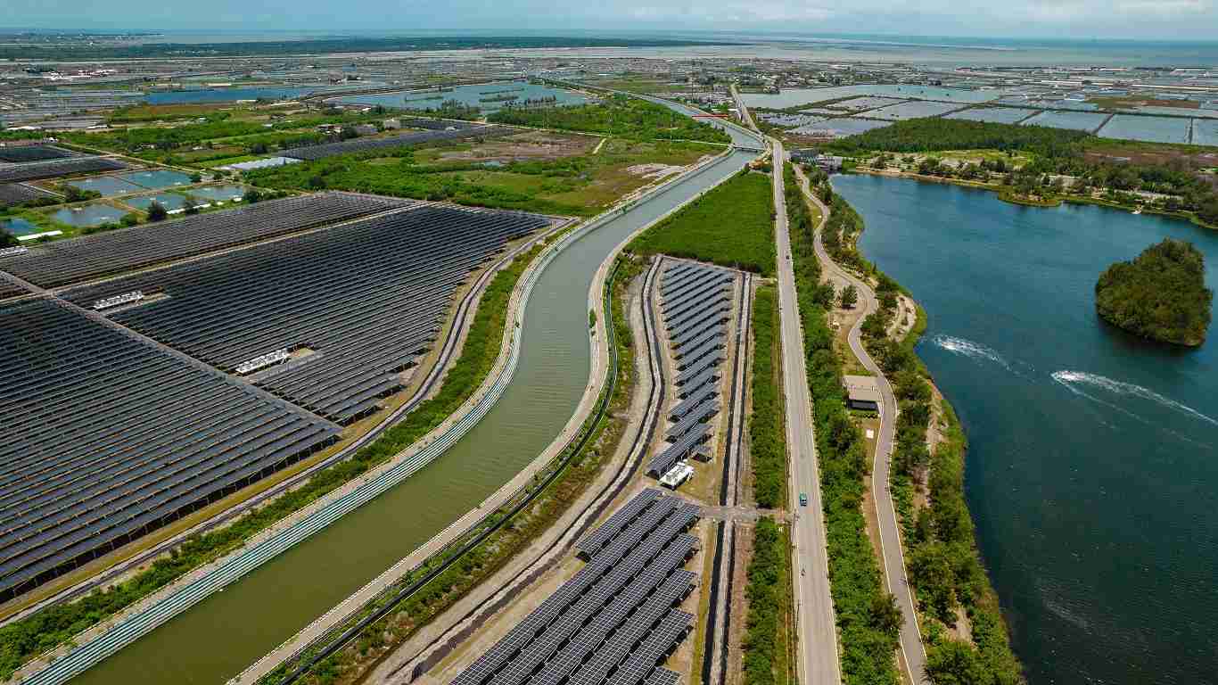 龙门国际能源事业提供智慧能源管理、、、太阳能监控管理、、全方位电厂建置及运维解决方案，，并拥有管理超过6000案场的经验