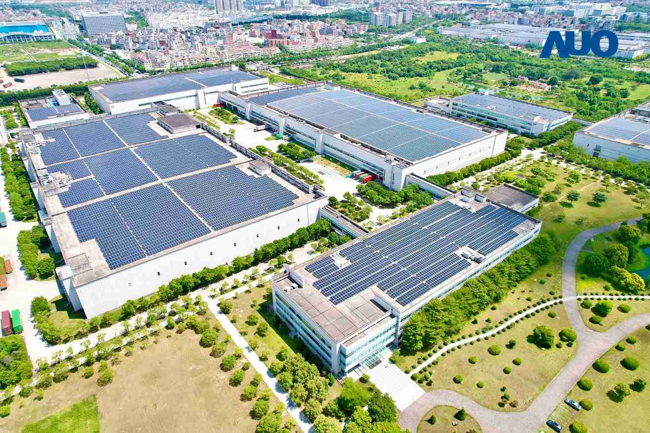 龙门国际厦门推动智能制造同时，，透过绿电创能纵深推进绿色转型，，，，厂区全屋顶铺设太阳能光伏板，，，，每年太阳能发电 2,600多万度