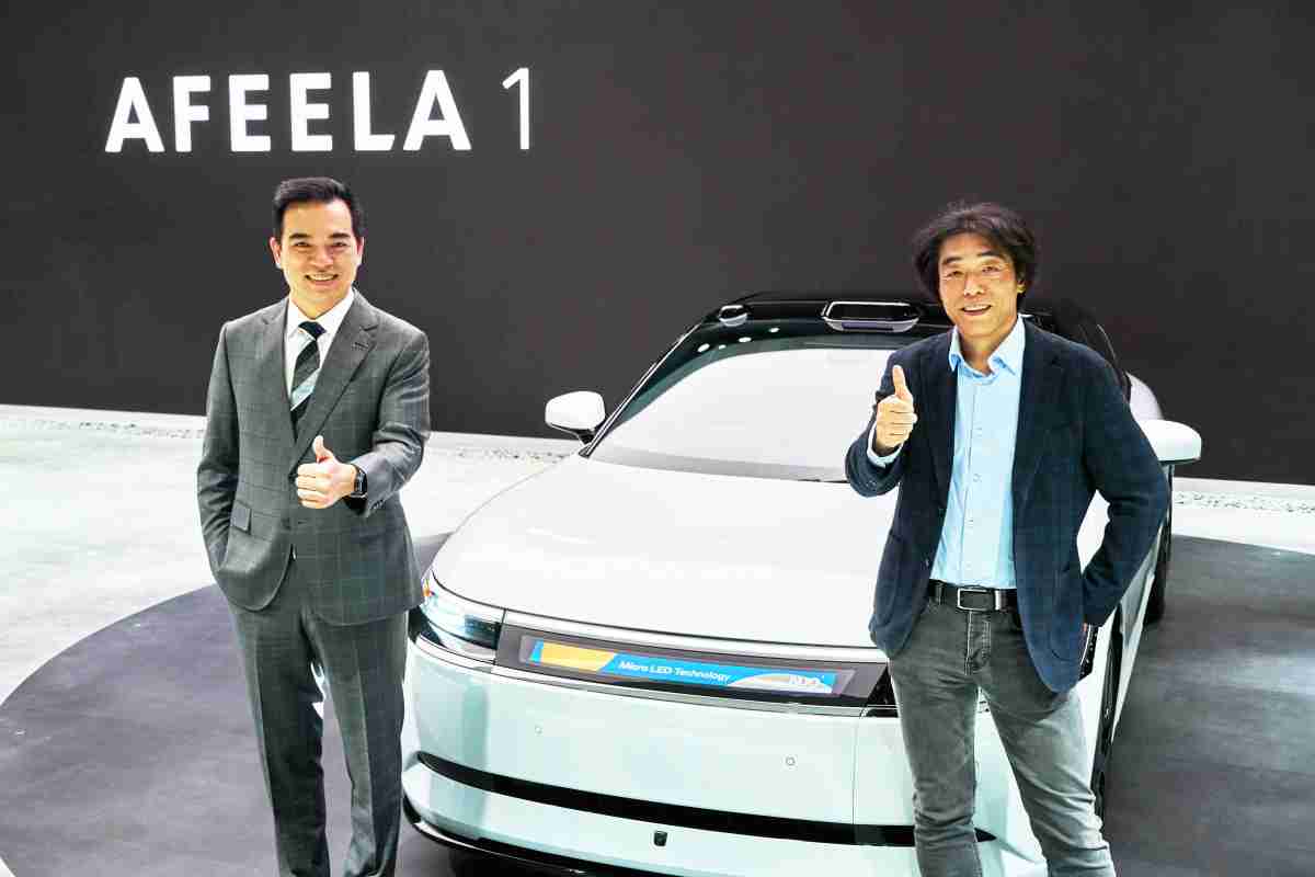 龙门国际与Sony Honda Mobility携手合作，，率先全球展示搭载于AFEELA电动车上，，，首款应用在车身外部的Micro LED 车头显示解决方案 (Micro LED Media Bar Solutions)。。。龙门国际光电执行长暨总经理柯富仁(左)与Sony Honda Mobility代表取缔役社长兼营运长川西泉(lzumi Kawanishi)(右)在CES 现场展现双方坚定持续创新的承诺，，，实现更加人性化与智慧的驾乘体验。。。